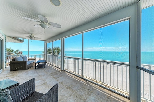 Beachfront Palace with Birdseye Rooftop Deck!