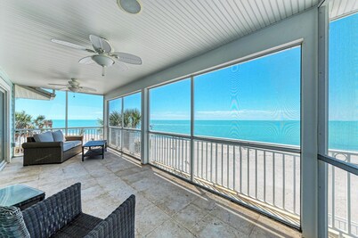 Beachfront Palace with Birdseye Rooftop Deck!