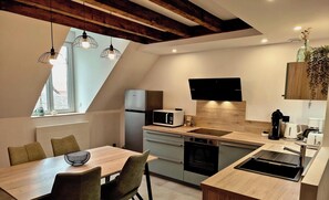 Microwave, oven, stovetop, dishwasher - La Faran'dole - The cosy cocoon on the edge of the greenway. (Dole)