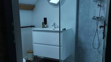 Een douche, een haardroger, handdoeken, toiletpapier