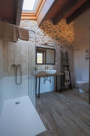Shower, hair dryer, towels, soap - Can Feu: Casa rural, 16-18 personas en Sant Antoni de Vilamajor, 30' Barcelona (Sant Antoni de Vilamajor)