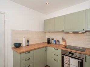 Fridge, microwave, oven, dishwasher - Charming Family House in Rosewell - Pass the Keys (Edinburgh)