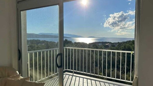A balcony with a view of a lake and mountains. - Big Sea View apartment within walking distance of the old town, beach and shops (Krk)