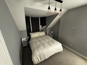 3 bedrooms, iron/ironing board, WiFi - Modern 3-Bedroom Home with Cozy Cinema-Style Living Space (Cumbernauld)