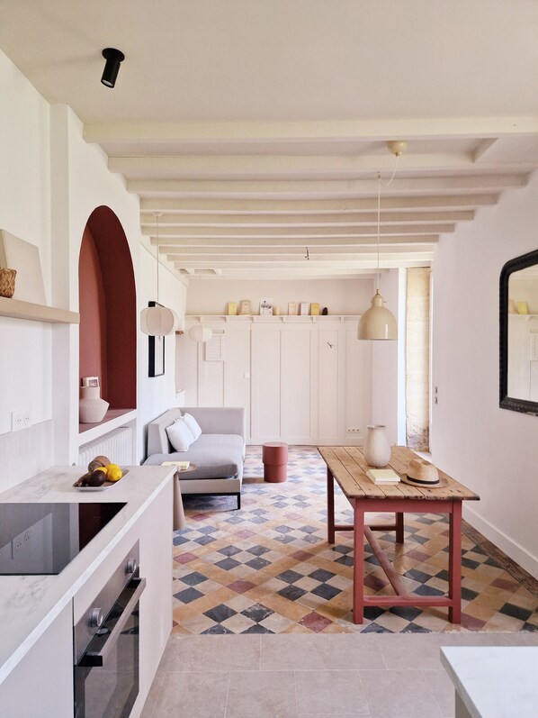 Een koelkast, een oven, een kookplaat, een vaatwasser