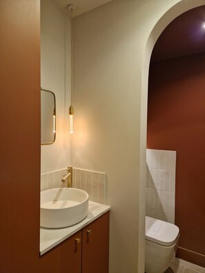 Een douche, een haardroger, handdoeken, toiletpapier