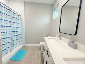 Haartrockner, Handtücher, Seife, Toilettenpapier