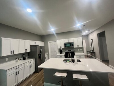 Luxury Family Retreat • Sleeps 8 • Near Disney World