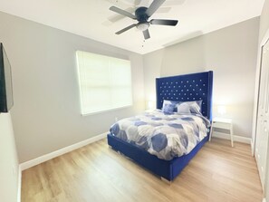 3 bedrooms, iron/ironing board, WiFi, bed sheets - Luxury Family Retreat • Sleeps 8 • Near Disney World (Orlando)