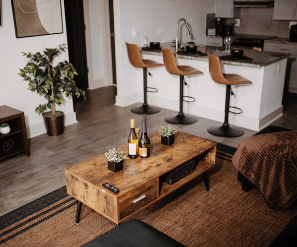 Een magnetron, een oven, een kookplaat, een vaatwasser