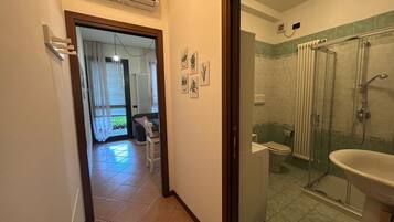 Dusche, Haartrockner, Bidet, Handtücher