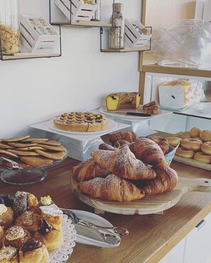 Daily buffet breakfast for a fee - Luxury pool Suites - Città Bianca (Spoltore)