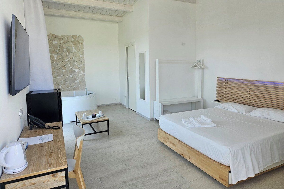 Deluxe suite, uitzicht op zwembad | 1 slaapkamer, een kluis op de kamer, gratis wifi