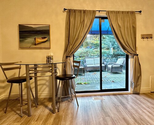 Cozy Garden Suite with Spacious Patio & Free Parking: Your Private Retreat!