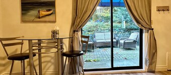 Cozy Garden Suite with Spacious Patio & Free Parking: Your Private Retreat!