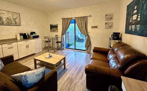 Cozy Garden Suite with Spacious Patio & Free Parking: Your Private Retreat!