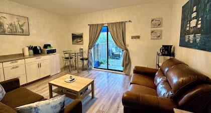 Cozy Garden Suite with Spacious Patio & Free Parking: Your Private Retreat!