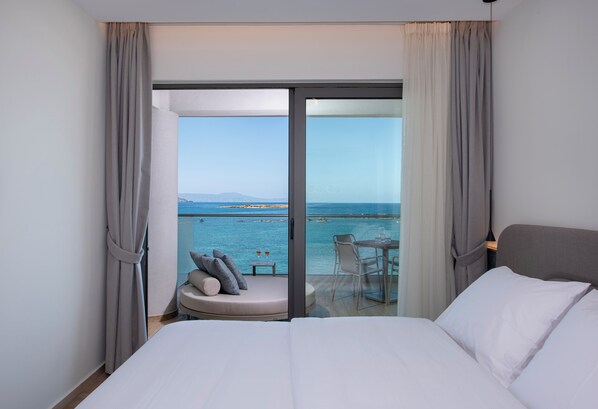 Premium bedding, in-room safe, blackout drapes, soundproofing - EdgeWater Beach Hotel (Chania)