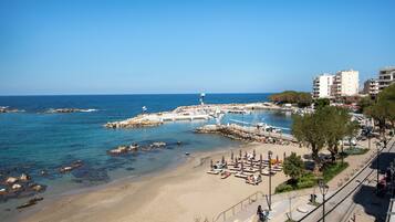 Private beach, sun-loungers, beach umbrellas, beach towels