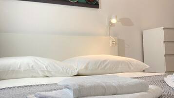 Deluxe appartement, uitzicht op stad | 1 slaapkamer, een bureau, een laptopwerkplek, verduisterende gordijnen