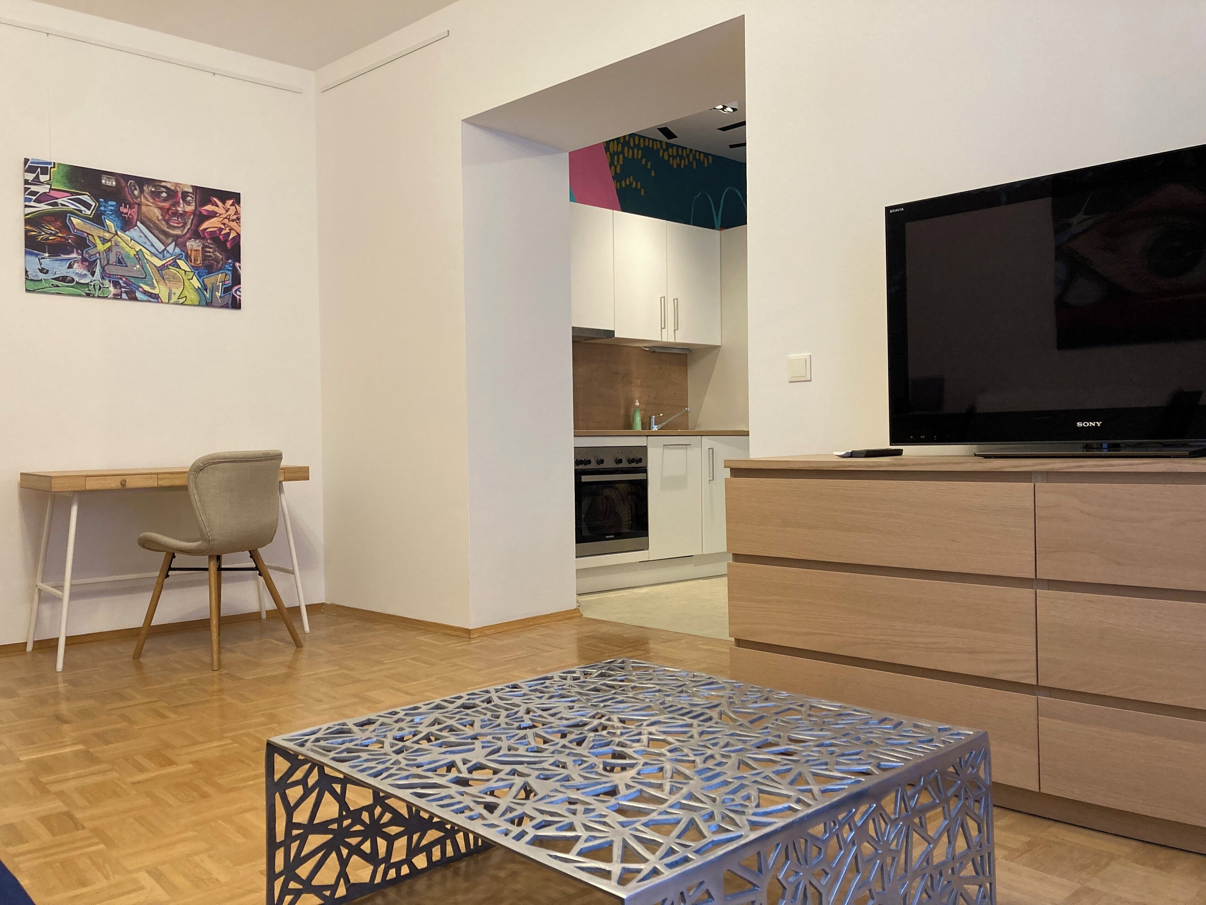 Apartamento Deluxe, vistas a la ciudad | Zona de estar | Televisión de pantalla plana de 46 pulgadas con canales por cable