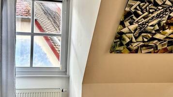 Deluxe suite, uitzicht op stad | 1 slaapkamer, een bureau, een laptopwerkplek, verduisterende gordijnen