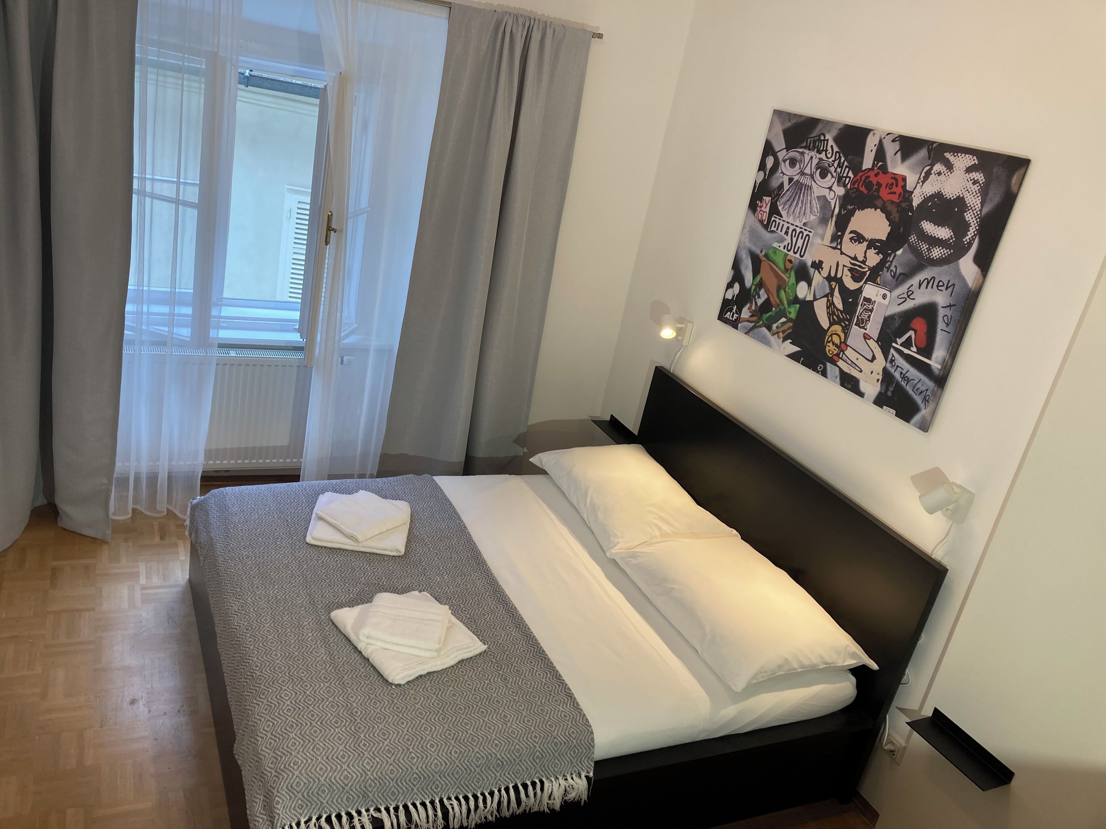 Deluxe-Apartment, Stadtblick | Schreibtisch, laptopgeeigneter Arbeitsplatz, Verdunkelungsvorhänge