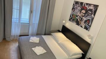 Deluxe-Apartment, Stadtblick | Schreibtisch, laptopgeeigneter Arbeitsplatz, Verdunkelungsvorhänge