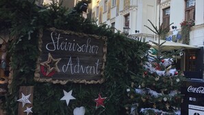 A building facade with a sign reading "Steinscher Advent" and a decorated Christmas tree. - Carillon by BestChoice  - Parking Option (Graz)