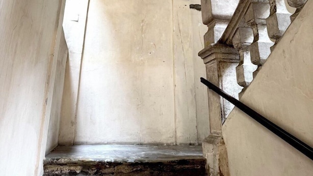 A staircase with a handrail and a view of an arched corridor. - Carillon by BestChoice  - Parking Option (Graz)