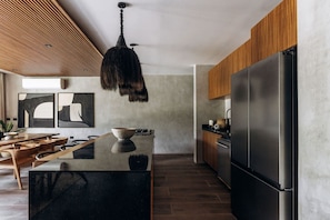Geladeira, micro-ondas, cooktop, lava-louças