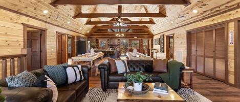 Smart TV, chimenea y libros