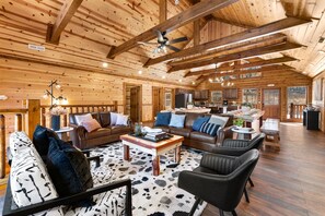 Smart TV, lareira, livros