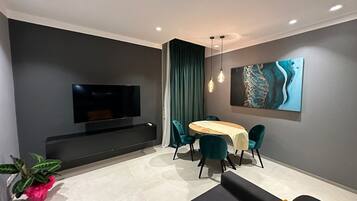 Appartamento Superior | Area soggiorno | TV a schermo piatto