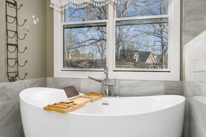 Haartrockner, Handtücher, Seife, Toilettenpapier