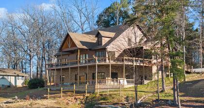 Battle Branch Retreat - Luxurious Lake Side Escape