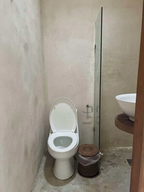 Chambre Confort | Salle de bain | Douche, serviettes fournies, savon, papier toilette