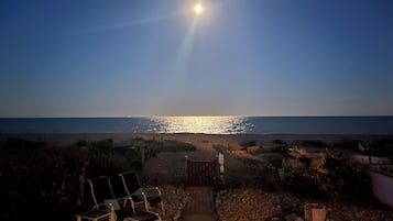 På stranden og solsenger