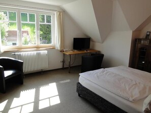 Desk, laptop workspace, soundproofing, free WiFi - Pension Villa am Burgberg (Waltershausen)