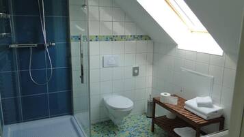 Douche, sĂšche-cheveux, serviettes fournies, savon