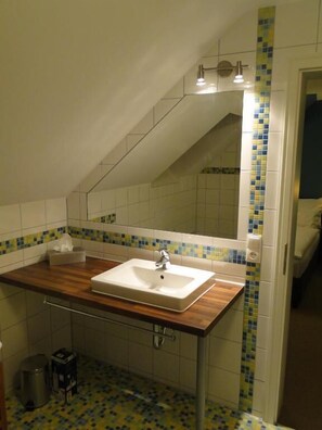 Shower, hair dryer, towels, soap - Pension Villa am Burgberg (Waltershausen)