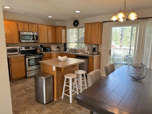 Fridge, microwave, oven, stovetop - 4-bed 2.5 bathroom in North Spokane with treadmill, WiFi, AC (Spokane)