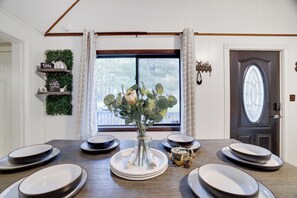 Dining - Cozy Chalet/Firepit/Game Loft/Pool Table (Tobyhanna)