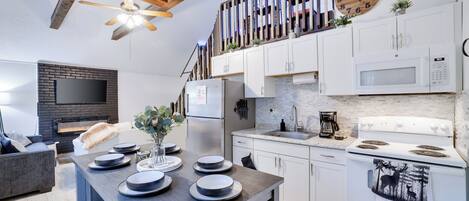 Een koelkast, een microgolfoven, een oven, een kookplaat