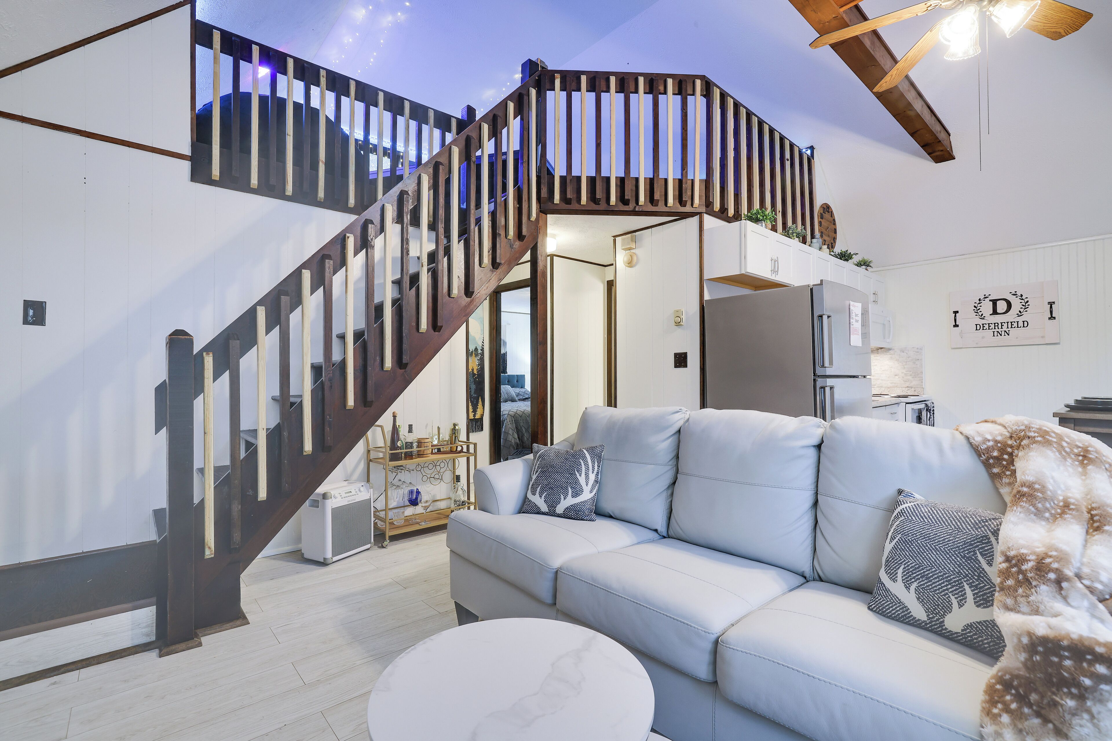 Smart TV, chimenea y estéreo 