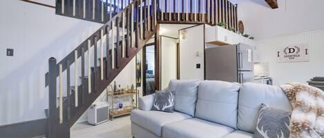 Smart TV, chimenea, estéreo