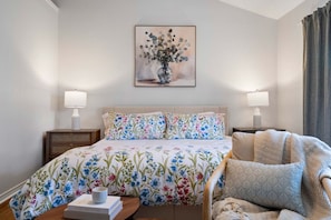 4 chambres, bureau, fer et planche à repasser, lit de bébé portatif