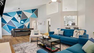 Smart-tv, een open haard en een tafeltennistafel