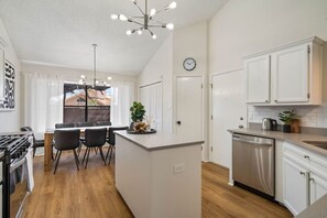 ثلاجة، ميكروويف، فرن، موقد طهي مسطح