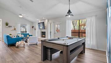 Een smart-tv, een open haard en een tafeltennistafel